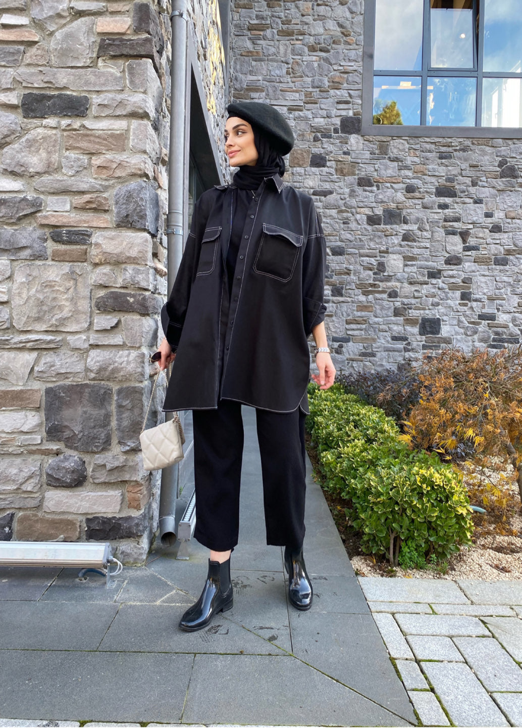 Siyah Dikiş Detaylı Gömlek