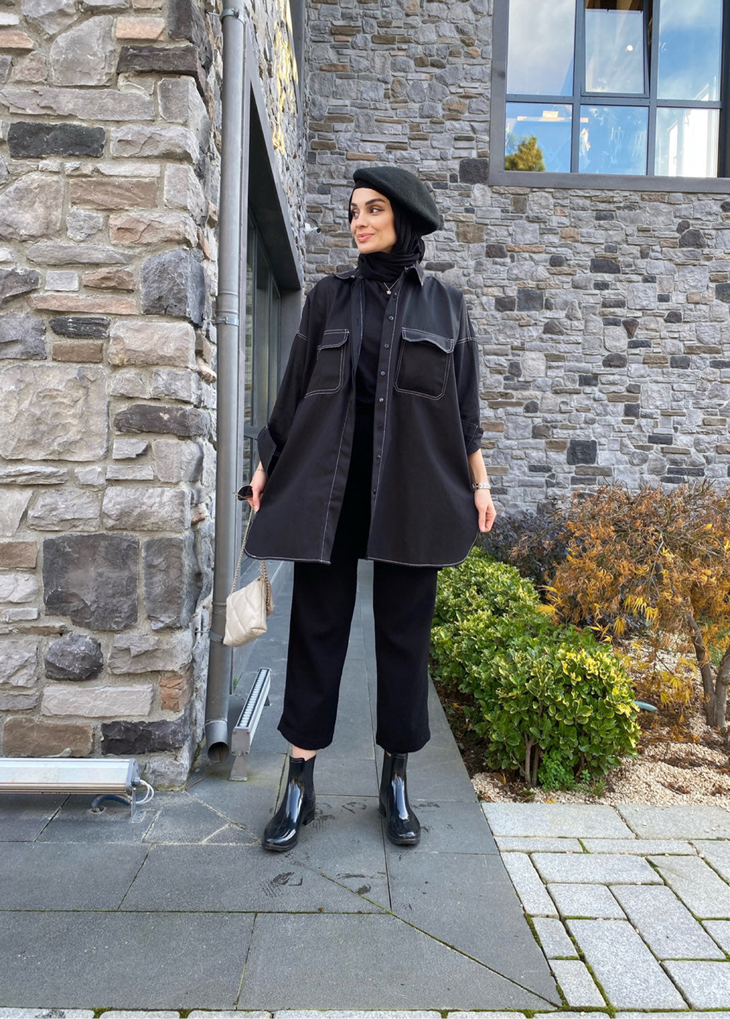 Siyah Dikiş Detaylı Gömlek